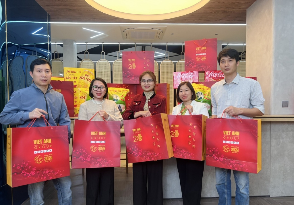 Thuốc thú y Dufafarm (thuộc công ty Cổ phần đầu tư liên doanh Việt Anh) đã tổ chức buổi tặng quà và chúc Tết Giáp Thìn 2024